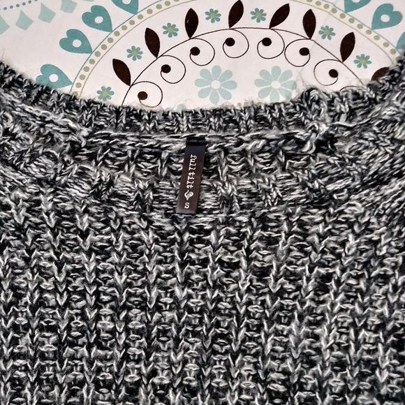 Full Tilt Knitted Cropped Woman Sweater. Black and White cropped sweater. - Picture 4 of 6